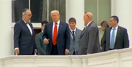 תיעוד הזוי | טראמפ טיפס על גג הבית הלבן והכריז: "אתקין טילים גרעיניים"