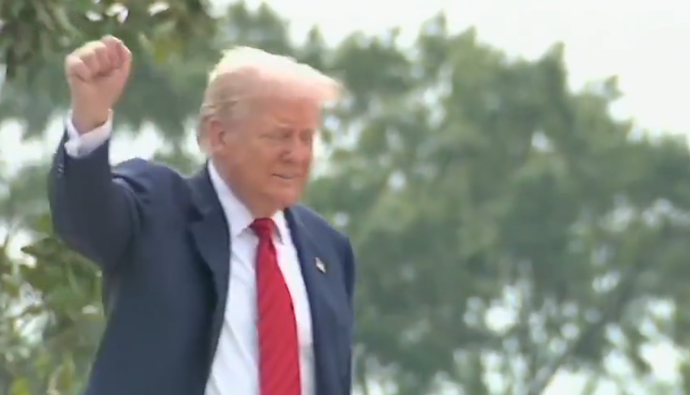 תיעוד הזוי | טראמפ טיפס על גג הבית הלבן והכריז: "אתקין טילים גרעיניים"