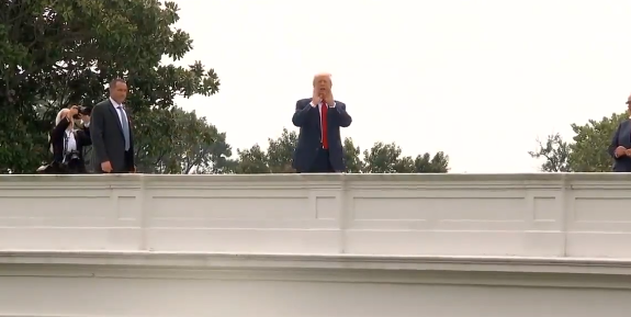 תיעוד הזוי | טראמפ טיפס על גג הבית הלבן והכריז: "אתקין טילים גרעיניים"