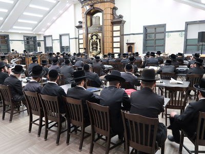 תשעה באב בחצה"ק צאנז זוועהיל