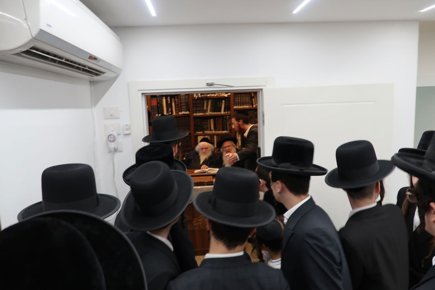 אצל הגאון רבי משה שטרנבוך