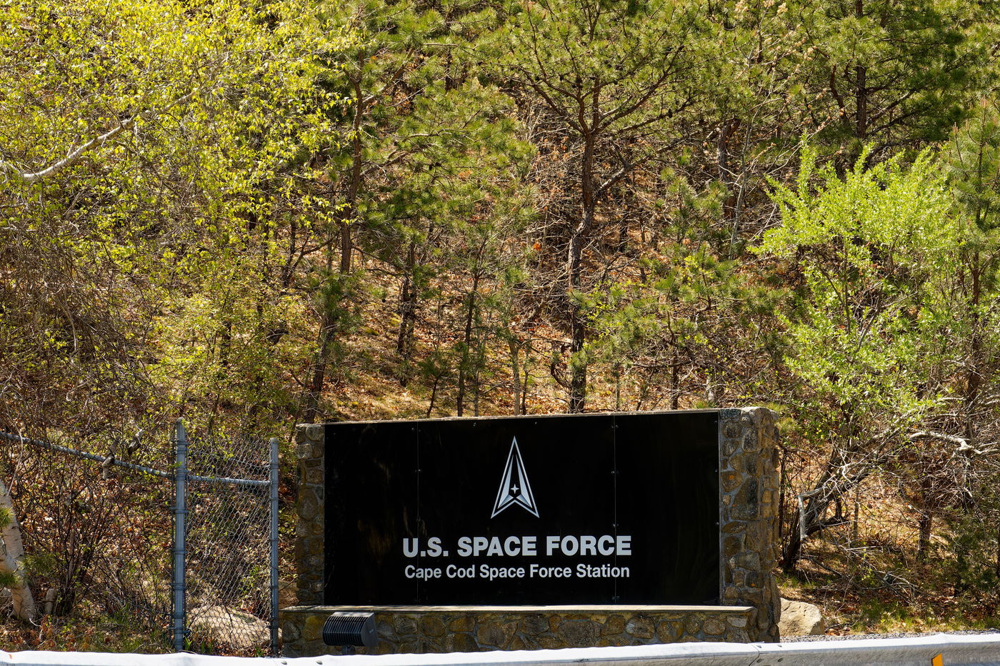 שלט הכניסה לממתחם של חיל החלל האמריקאי