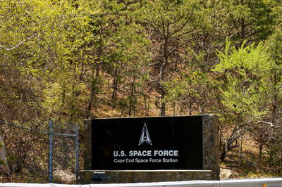 שלט הכניסה לממתחם של חיל החלל האמריקאי