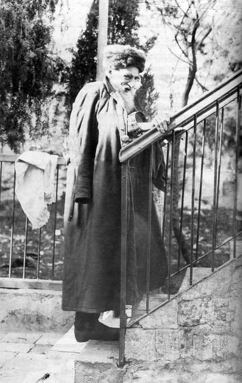 רבי יצחק בלאזר בפתח ביתו בירושלים