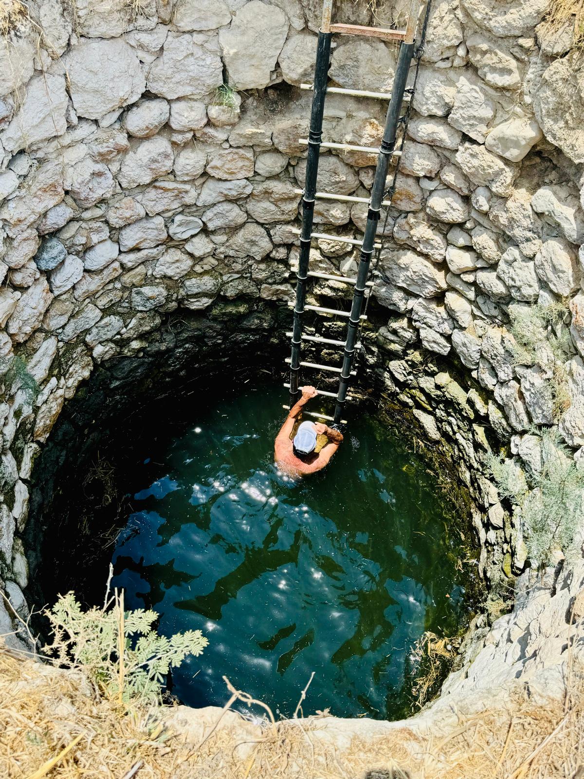 באר המושבים בעונת האביב | מתוך ספר 'המקומות הנדירים הקדושים והרטובים בארץ ישראל'