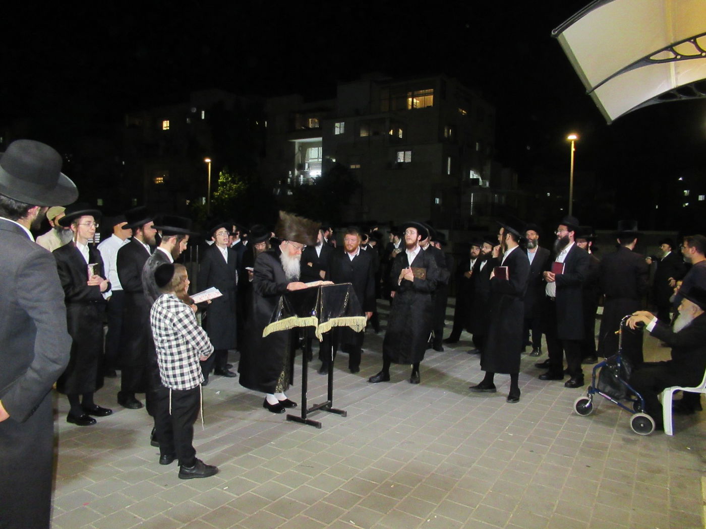 תשעה באב בחצה"ק קרעטשניף ק"ג