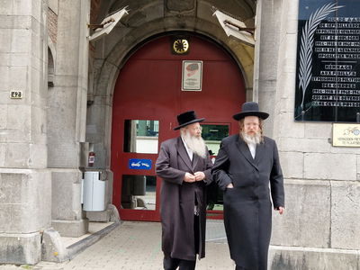 הרה"צ רבי ישראל מנחם אלתר, לאחר הביקור בבית הכלא המקומי באנטווערפן