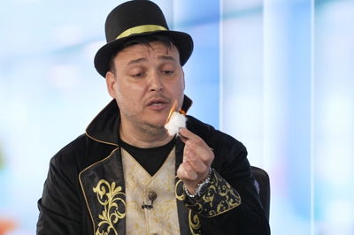 הקוסם מבית החולים: האיש שמחזיר לילדים את החיוך – ואת האמונה • צפו