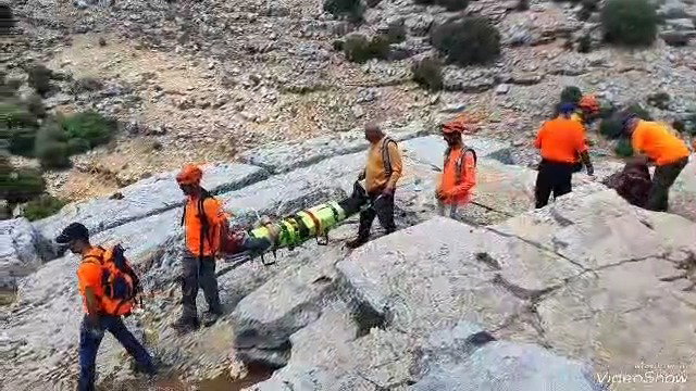 הנער באלונקה, יחד עם המחלצים בתחתית המצוק, ופעולות החילוץ