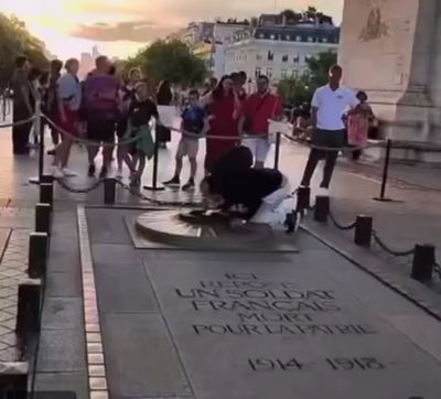 צרפת סוערת: אדם הדליק סיגריה ממדורת כבוד בקבר החייל האלמוני בפריז | צפו