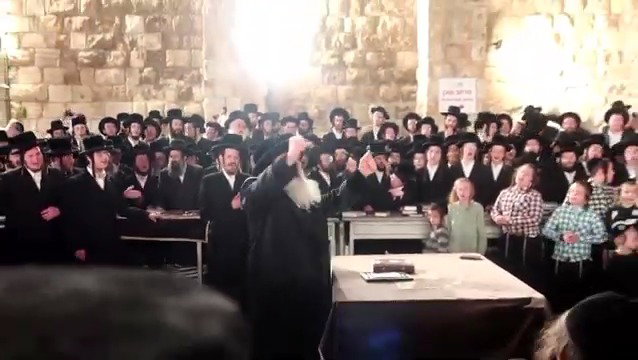 האדמו"ר מנדבורנה ירושלים בשירה ע"י הכותל המערבי