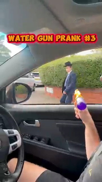 משפריץ מים על יהודים