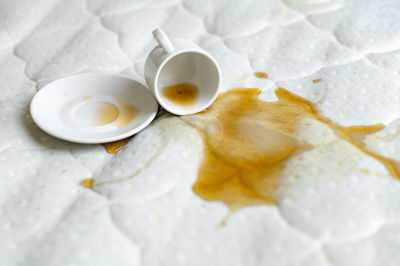 הרגע המעצבן בו נשפך כוס קפה על מזרן