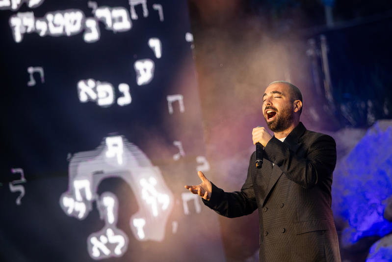 עומר אדם בהופעה. אילוסטרציה