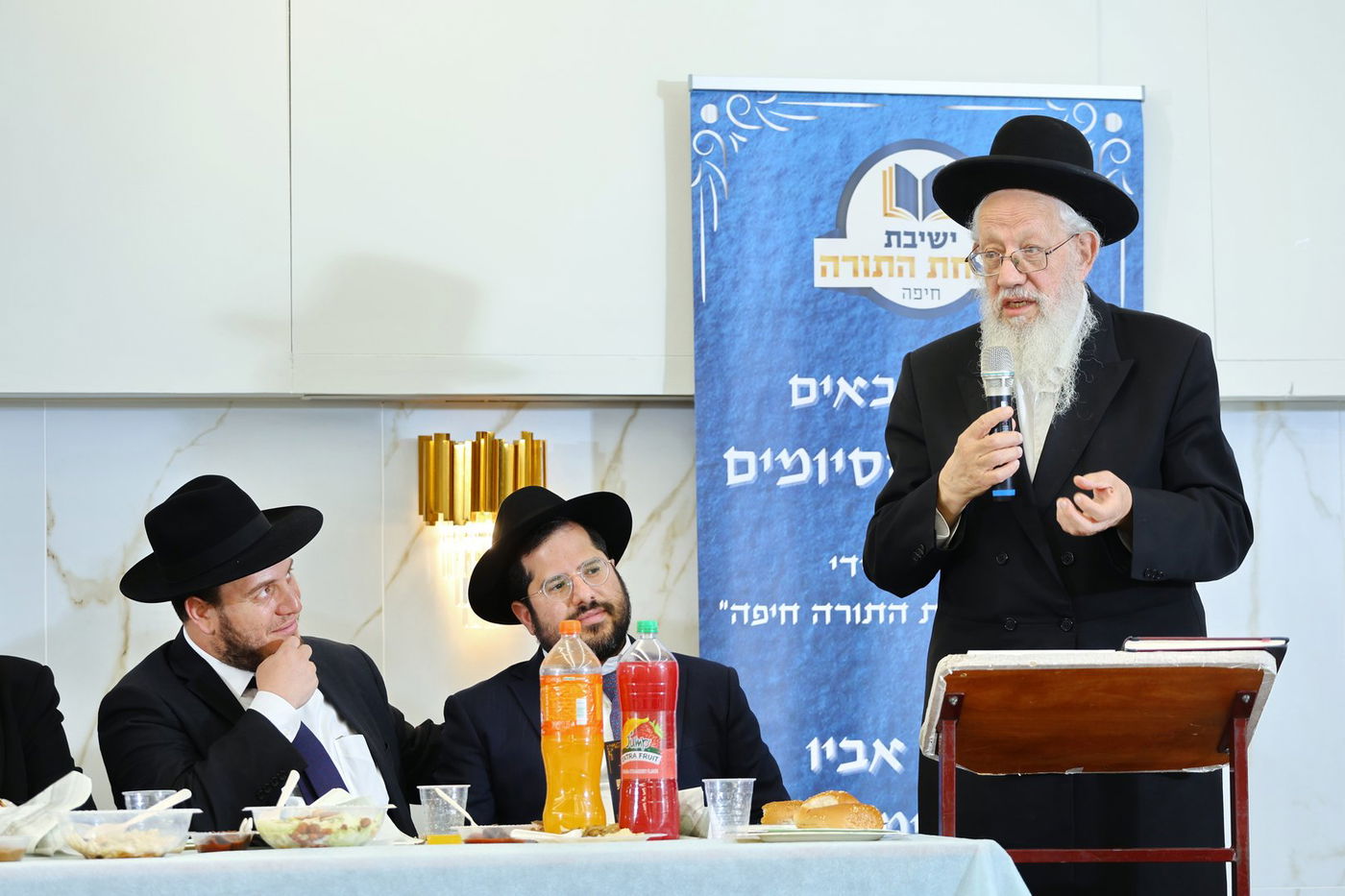 הרה"ג רבי יוסף יחיאל במברגר נואם במעמד