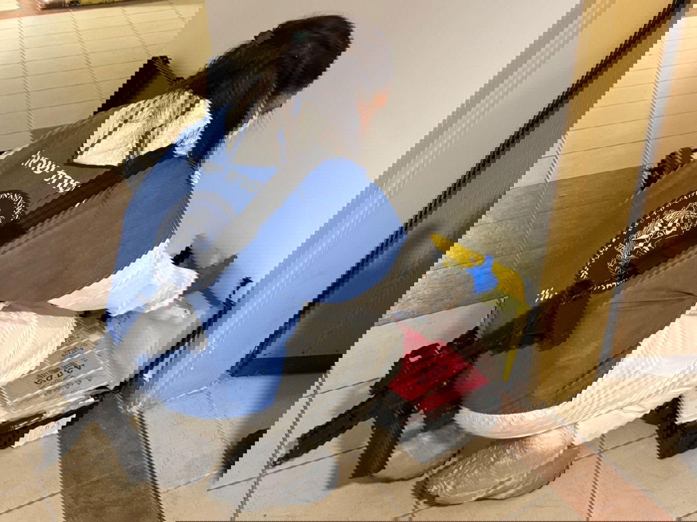 כוחות משטרה מחוץ לדירה, לפני זמן קצר