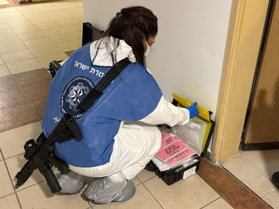 כוחות משטרה מחוץ לדירה, לפני זמן קצר