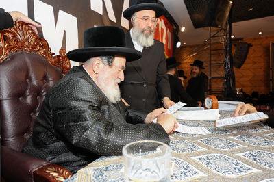 האדמו"ר מויז'ניץ בקריאת קוויטל במושב אורה