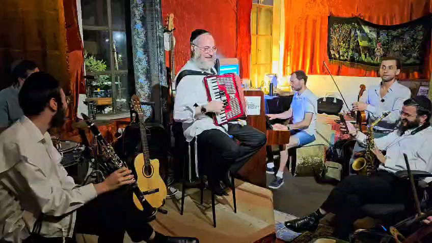 ר' אברהם לייב בורשטיין עם הכליזמרים