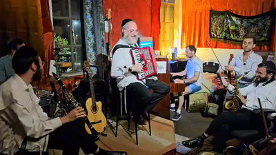 ר' אברהם לייב בורשטיין עם הכליזמרים 