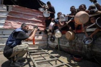 שער עיתון הבילד הגרמני - הצלם אנאס זאייד פתיחא מביים סצנות