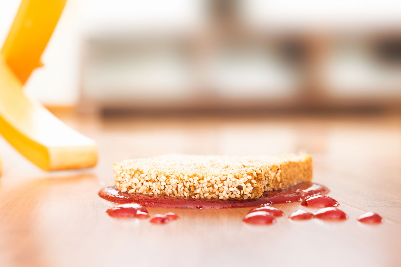 תמיד על הצד המרוח? חוק מרפי והפרוסה