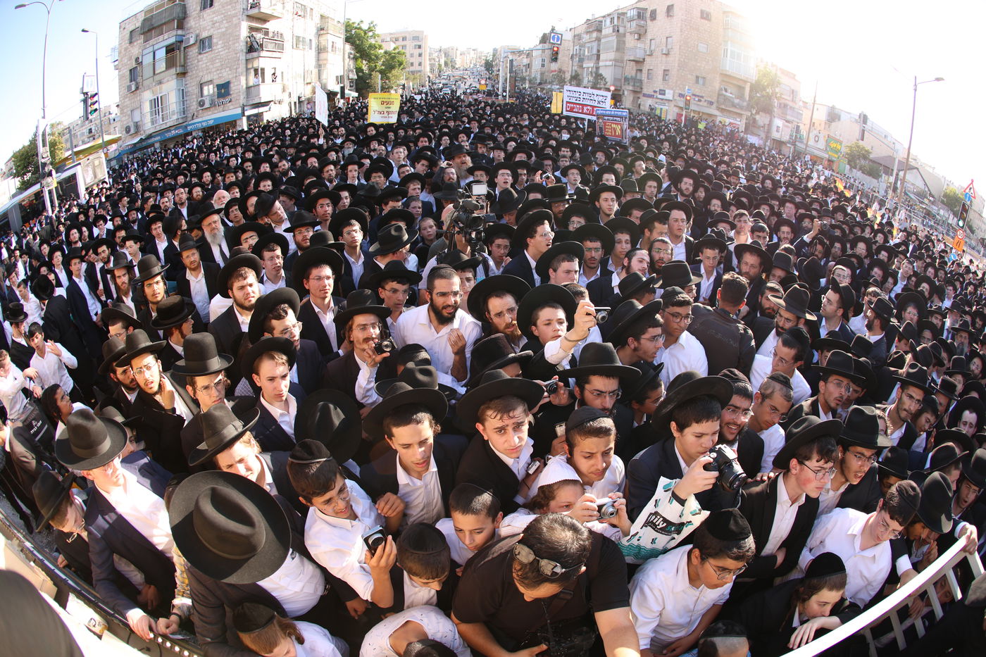 עצרת האלפים בירושלים נכח גזירת הגיוס בראשות גדולי ישראל