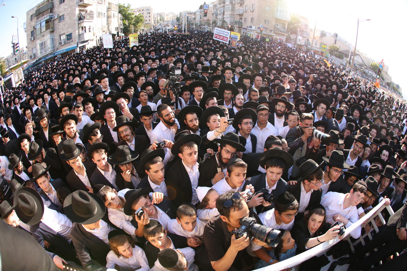 עצרת האלפים בירושלים נכח גזירת הגיוס בראשות גדולי ישראל