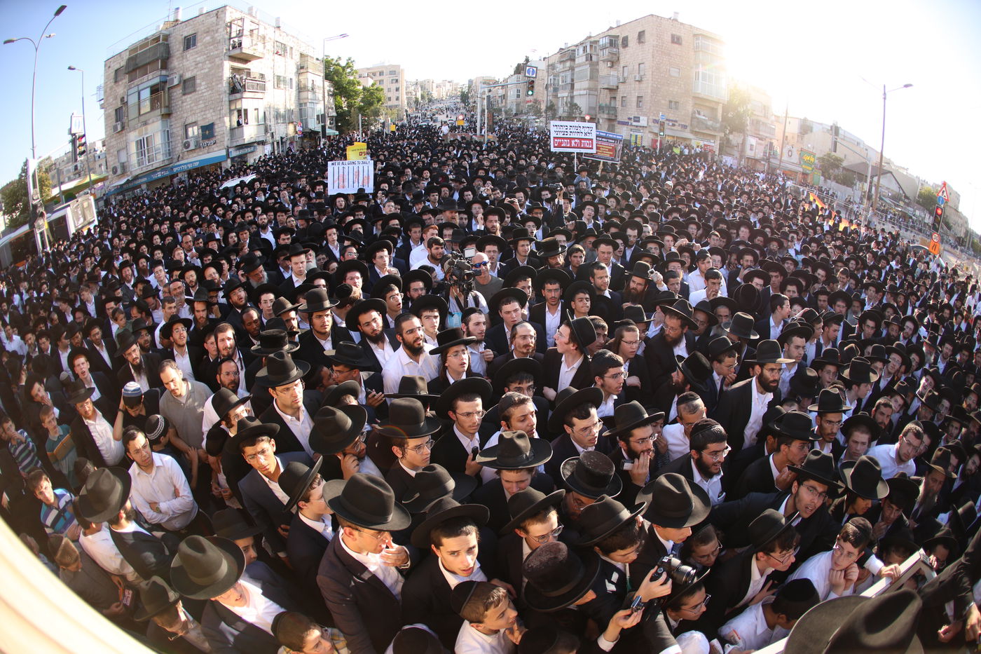 עצרת האלפים בירושלים נכח גזירת הגיוס בראשות גדולי ישראל