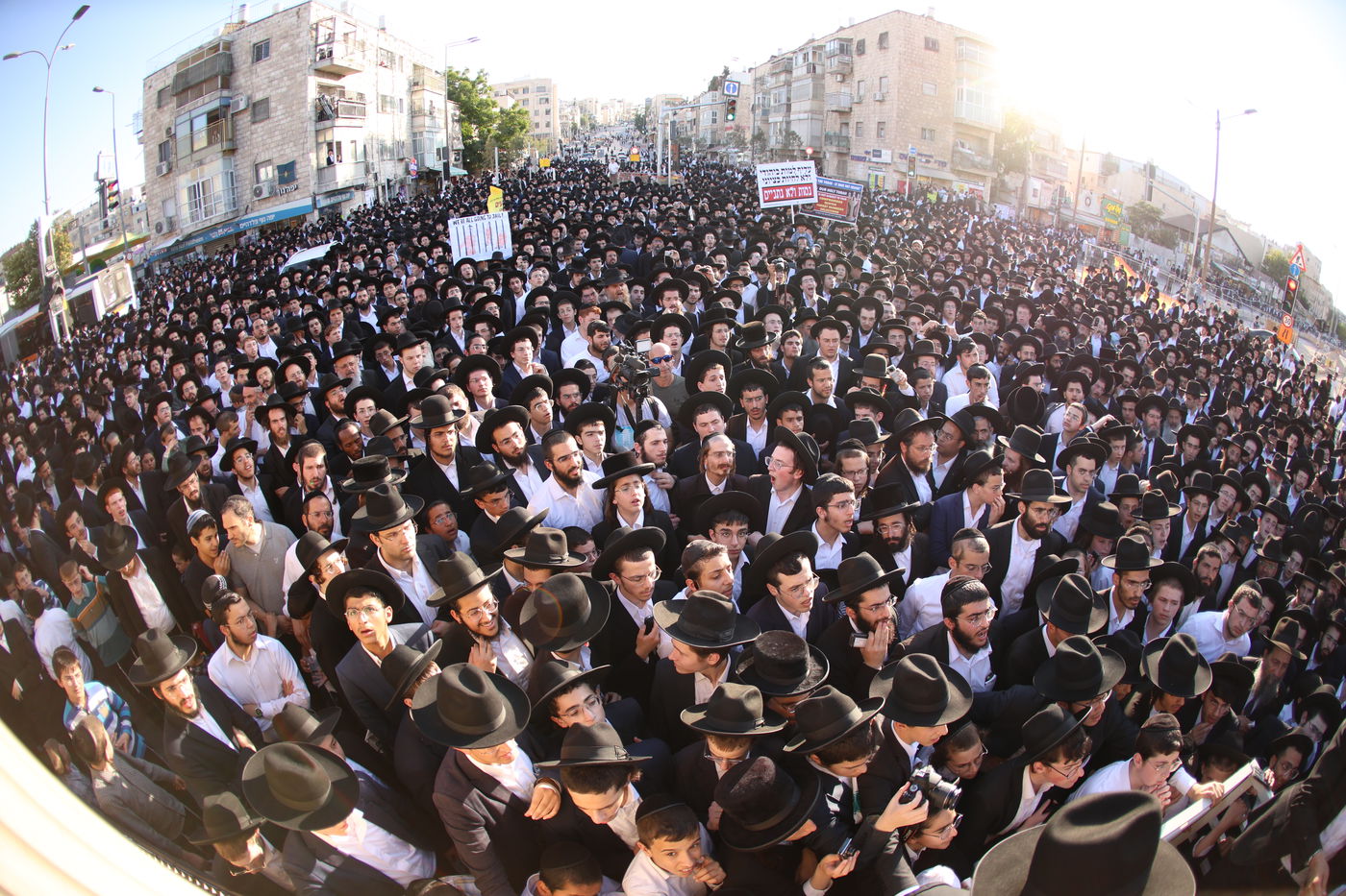 עצרת האלפים בירושלים נכח גזירת הגיוס בראשות גדולי ישראל