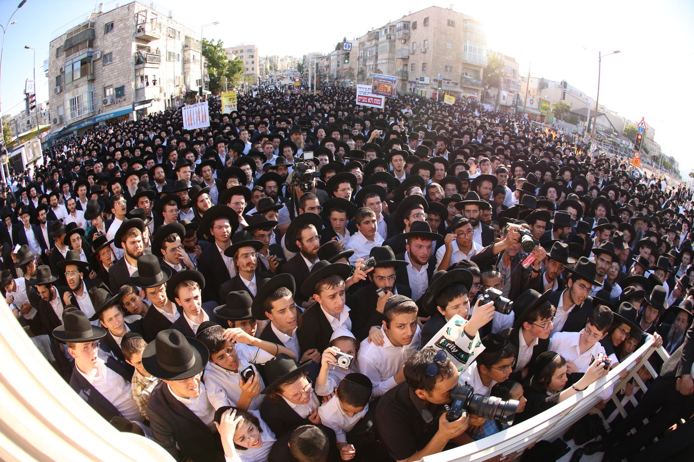 עצרת האלפים בירושלים נכח גזירת הגיוס בראשות גדולי ישראל