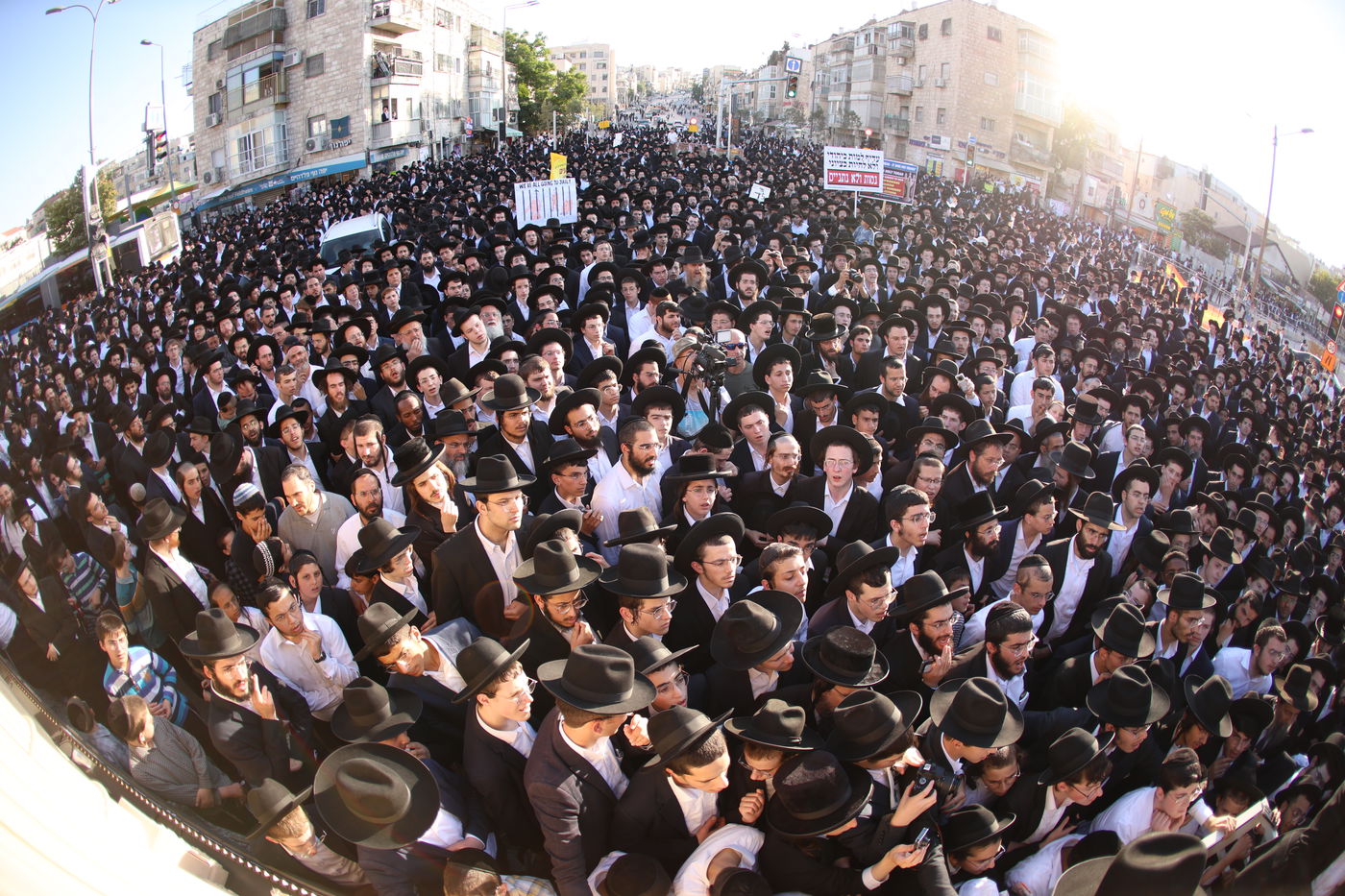 עצרת האלפים בירושלים נכח גזירת הגיוס בראשות גדולי ישראל