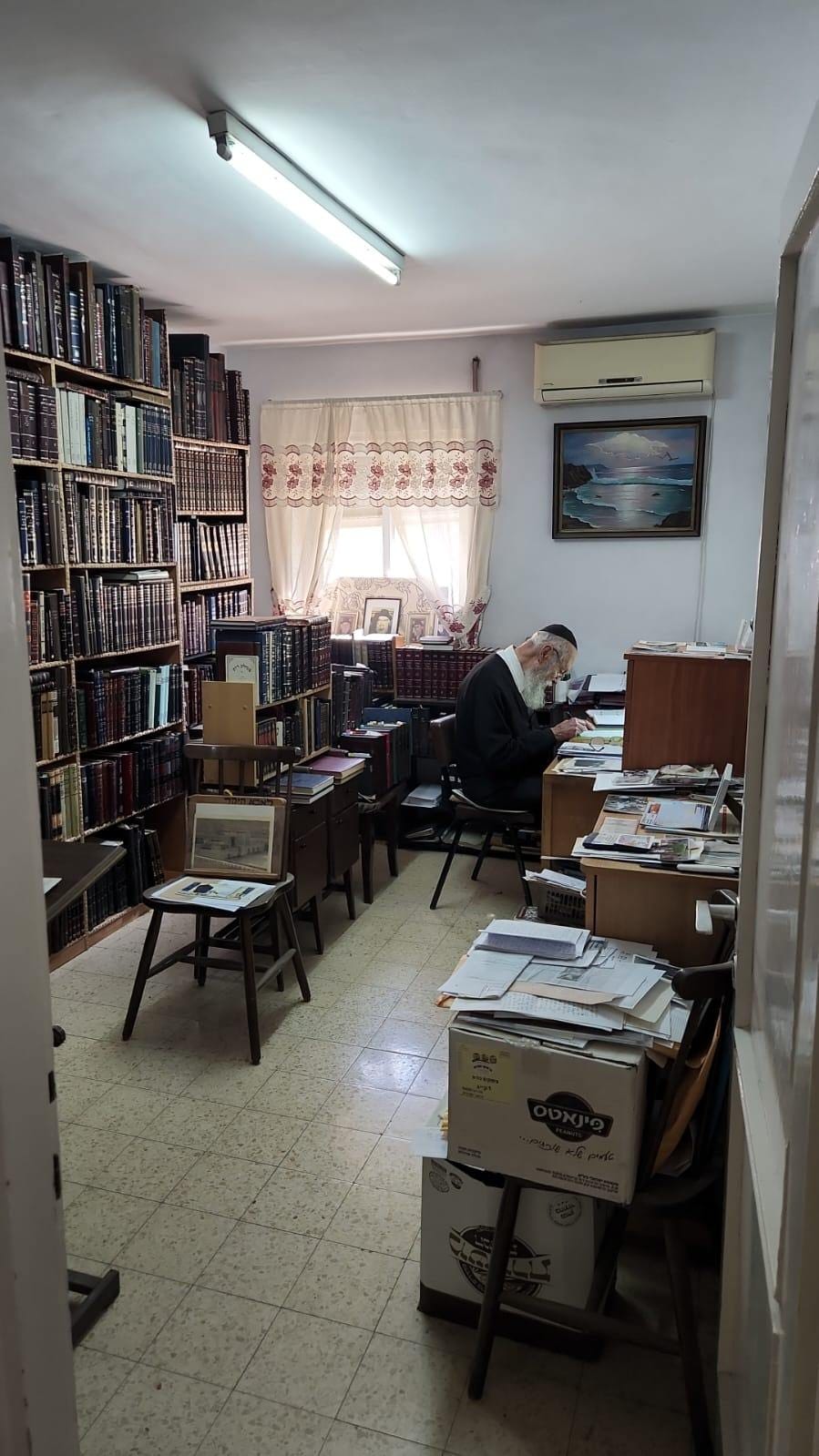 24/7 יושב ולומד ועובד על כתיבת ספריו