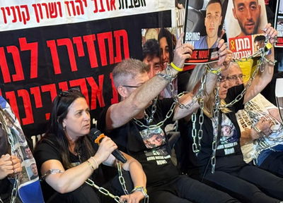 משפחת אנגרסט בהפגנה