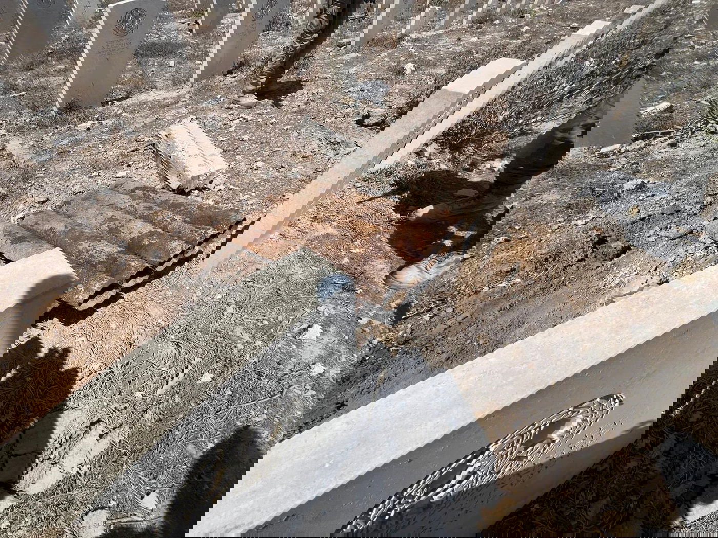 אויב שפל: קני שיגור אותרו בבית הקברות הנוצרי בעזה | תיעוד 