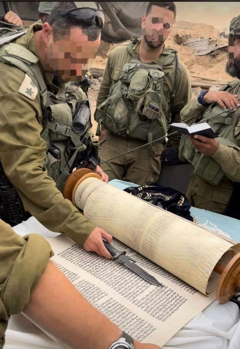 קריאת התורה עם סכין קומנדו