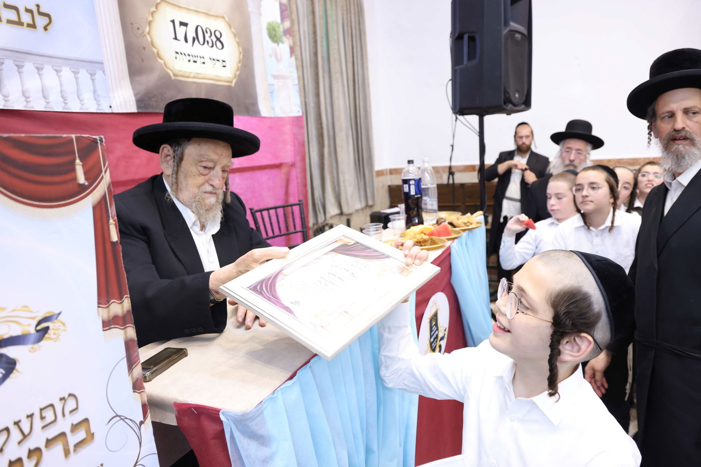 מעמד חלוקת פרסים בת"ת 'חיי עולם' 