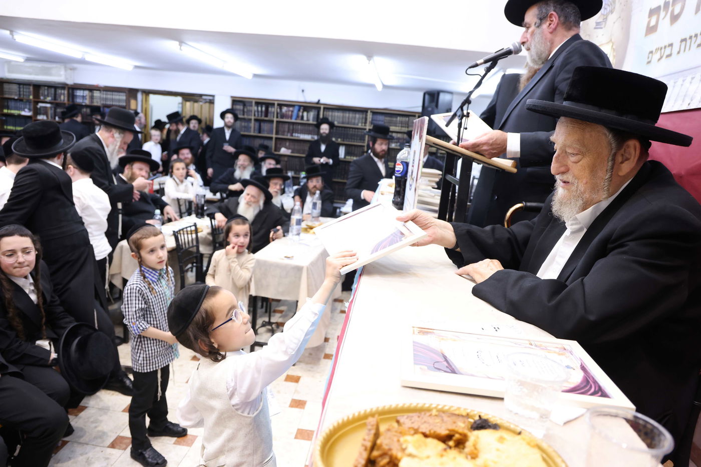 מעמד חלוקת פרסים בת"ת 'חיי עולם' 