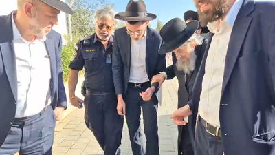 חריג: ראש הישיבה הגר"ד לנדו בכלא הצבאי עם האחים העצורים