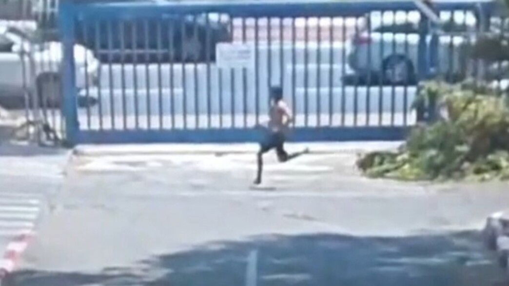 איך הצליח נער בן 15 לברוח מתחנת המשטרה למרות שהיה אזוק ברגליו?