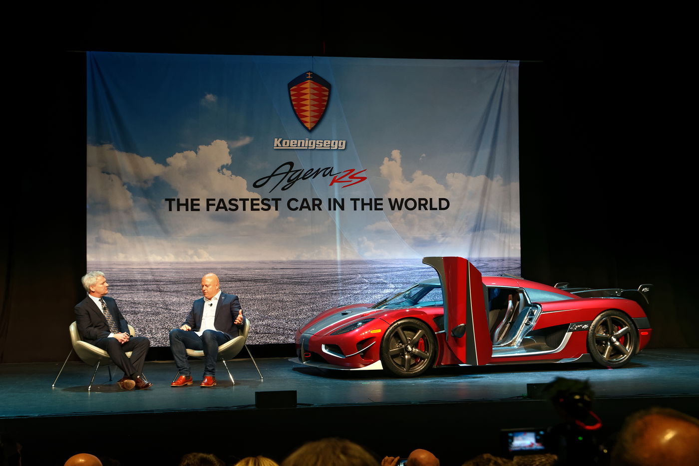 נשיא החברה - כריסטיאן פון קוניגסג - בראיון בכנס בנוגע לרכב המהיר ביותר בעולם אותו החברה מייצרת