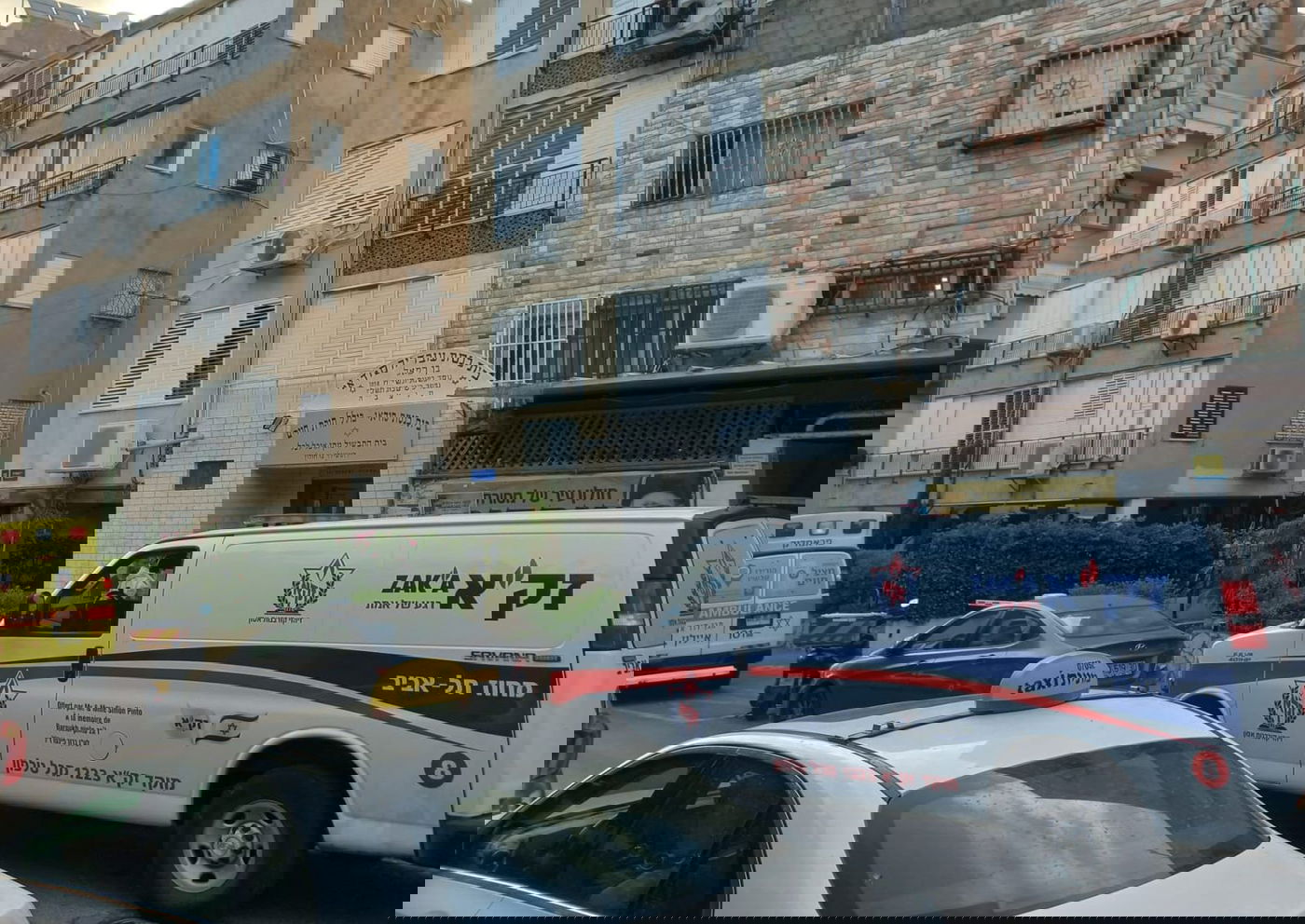 טרגדיה באמצע התפילה: גבר כבן 75 התמוטט ונפטר בבית הכנסת