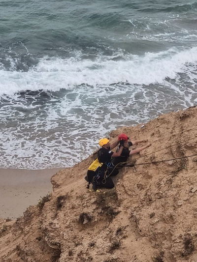 לפנות בוקר: חילוץ מורכב של שני נערים ממצוק תלול בארסוף