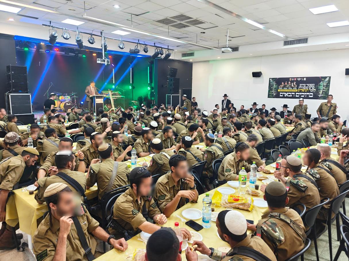 את הערב ליווה הזמר אבי אילסון, בניהול מוזיקלי של דודי נחשון