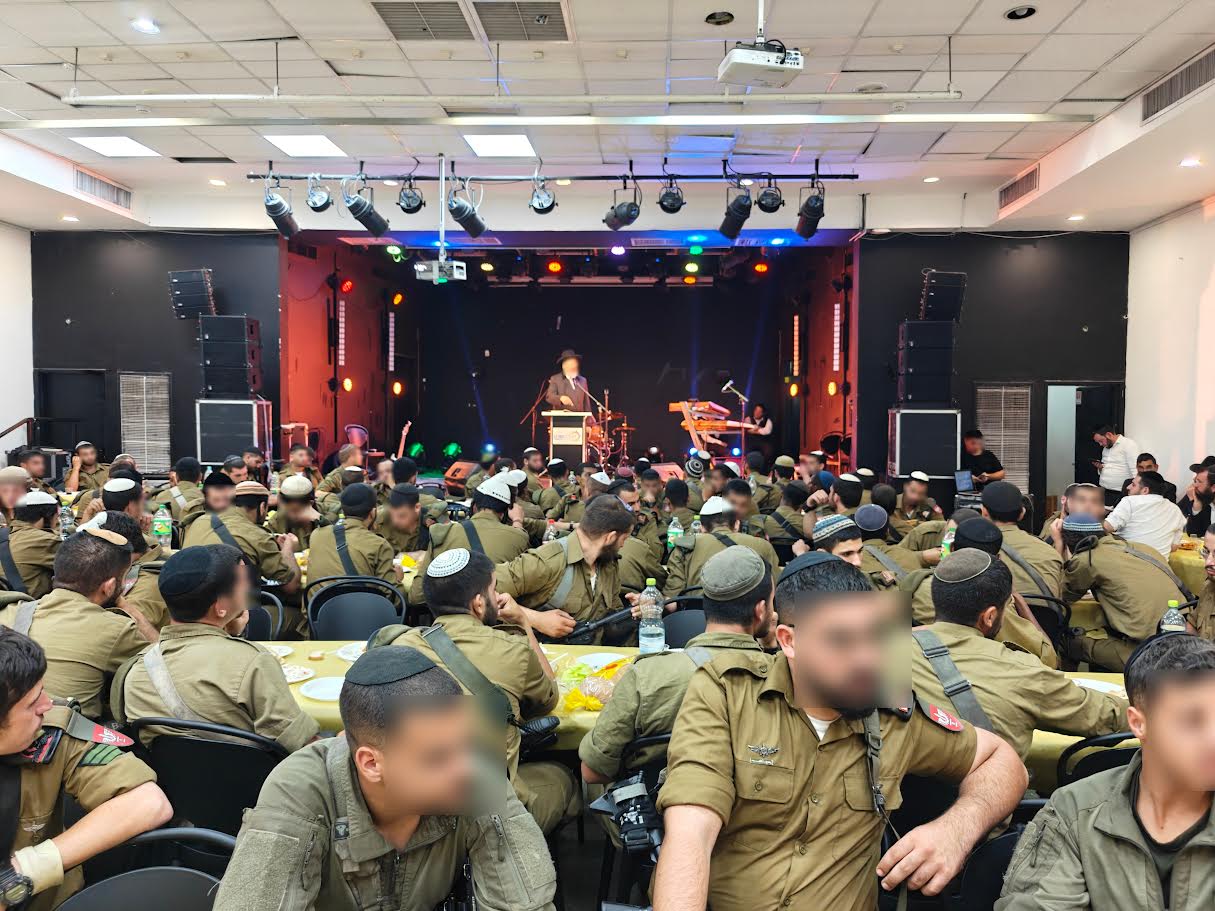 במהלך האירוע ניכרה התרגשות בקרב בני המשפחות השכולות שישבו לצד חיילי הגדוד שלמדו לעילוי נשמת יקיריהם