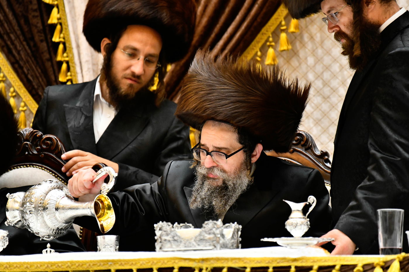 מוצאי שבת נחמו בחצה"ק סקולען ירושלים