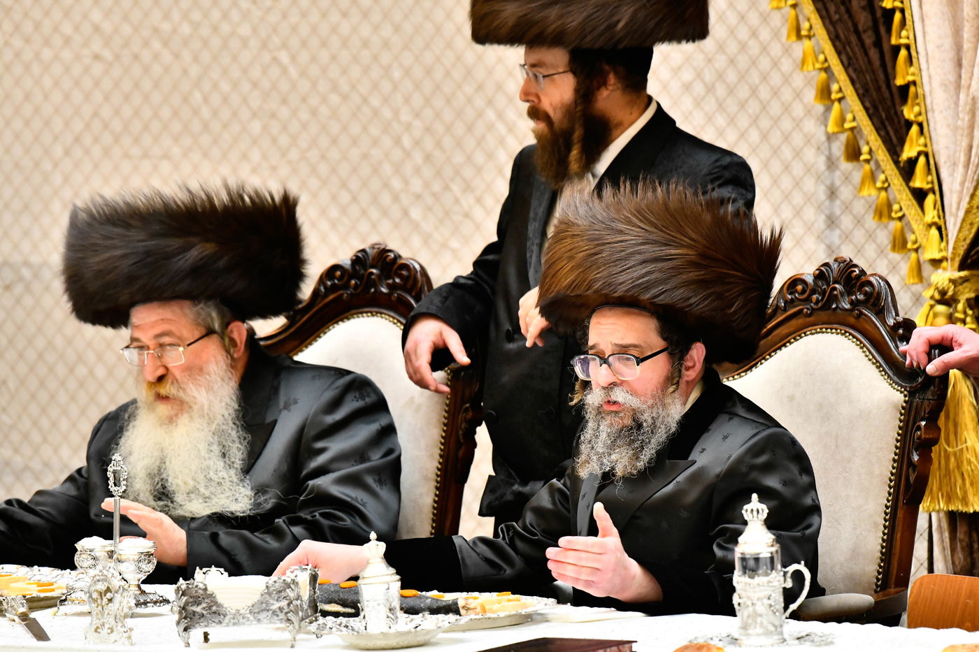 מוצאי שבת נחמו בחצה"ק סקולען ירושלים