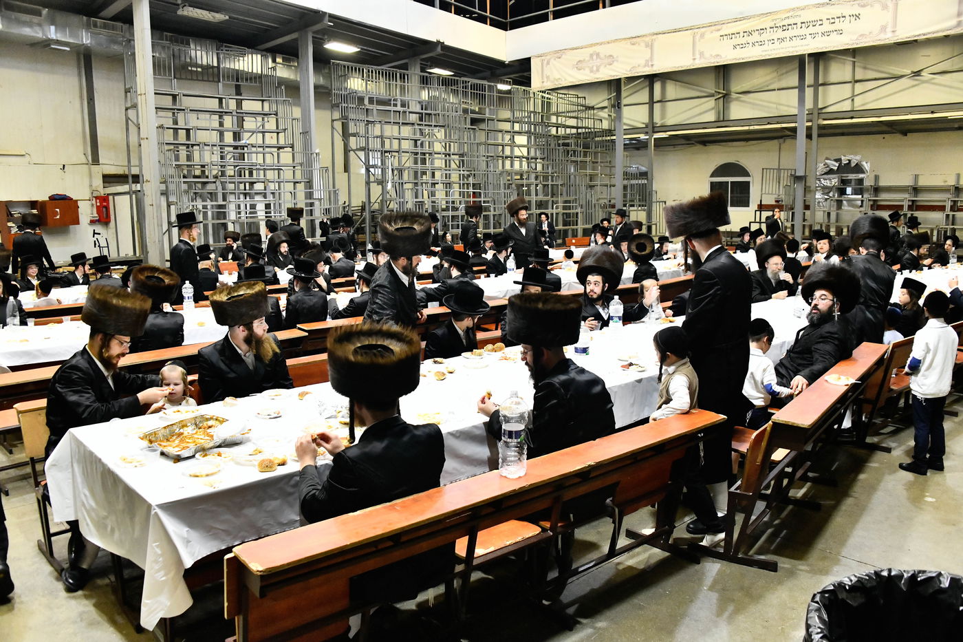 מוצאי שבת נחמו בחצה"ק סקולען ירושלים