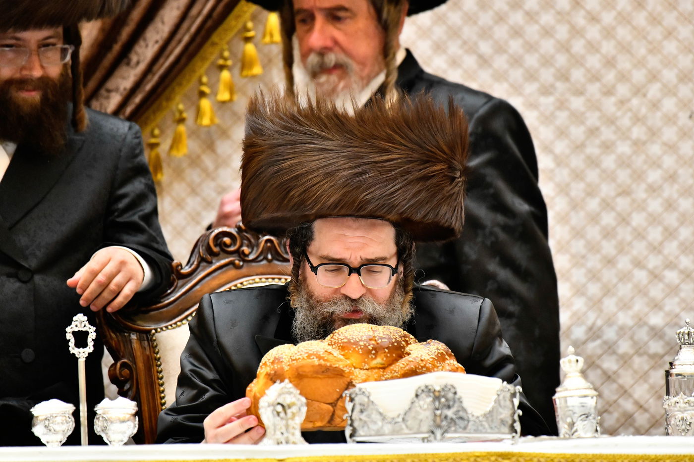 מוצאי שבת נחמו בחצה"ק סקולען ירושלים