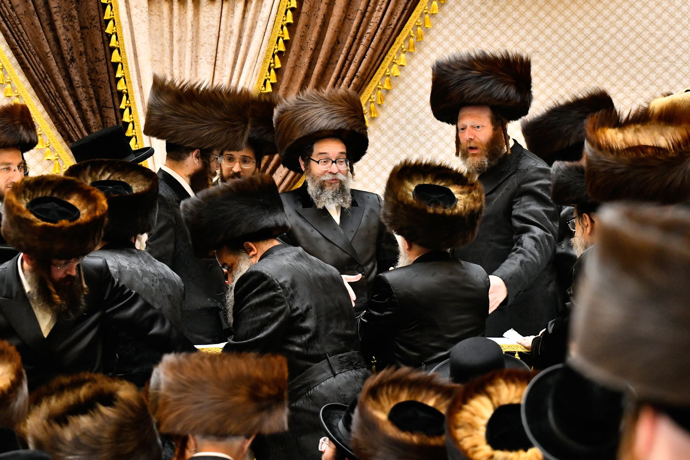 מוצאי שבת נחמו בחצה"ק סקולען ירושלים